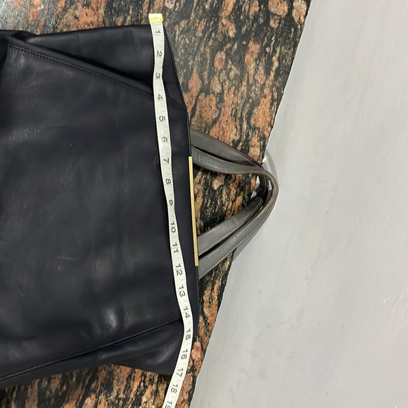 Vincis Bench Leather hand bag original. Standard size. Used . Condition 9/10 - Picture 13 of 14